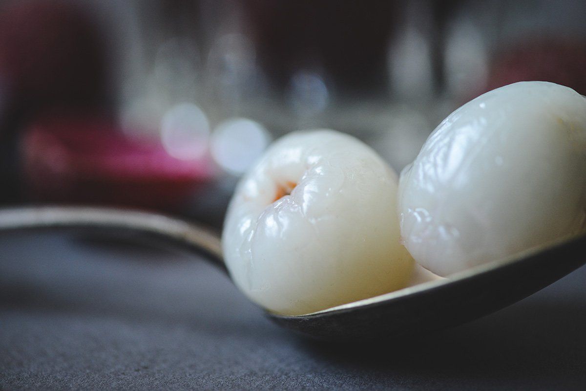 Des litchis sans l'écorce